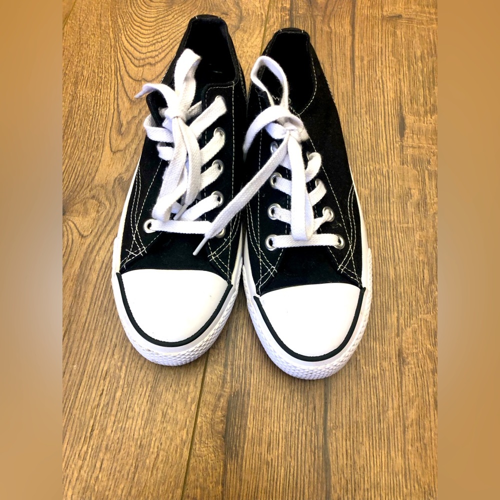 AIR WALK SNEAKERS CANVAS IN BLACK AND WHITE COLOUR SIZE 7